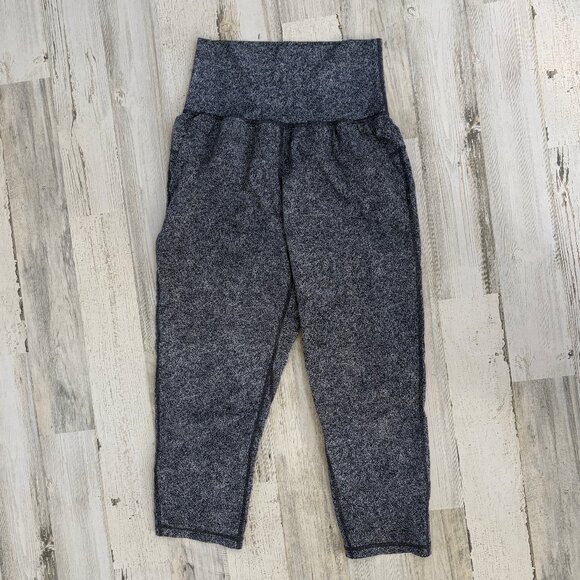 Lululemon Size Small (Lulu Size 6) Tranquil Crop Rio Mist White Black Pants - Picture 5 of 7